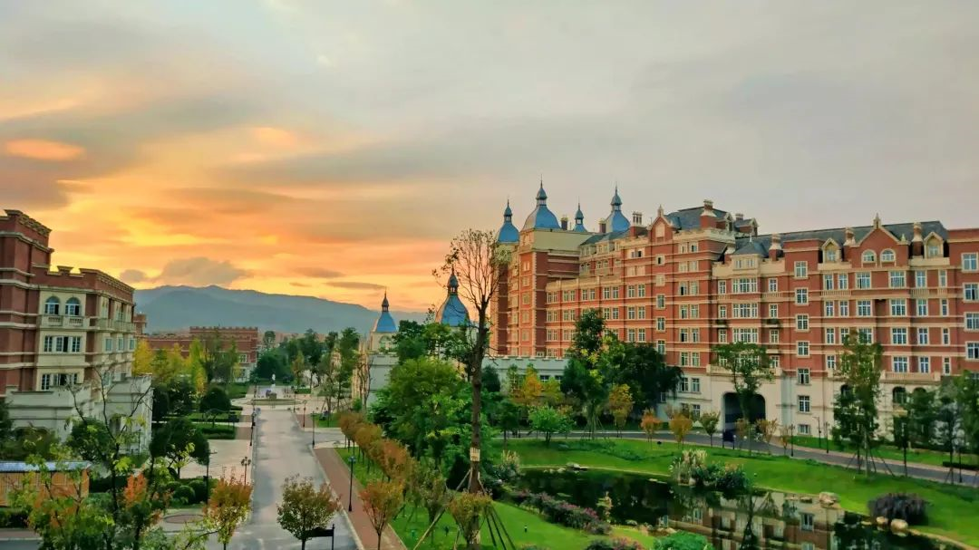 蓝天,白云,晴空万里 阳光散落一地 西航是蔚蓝色的