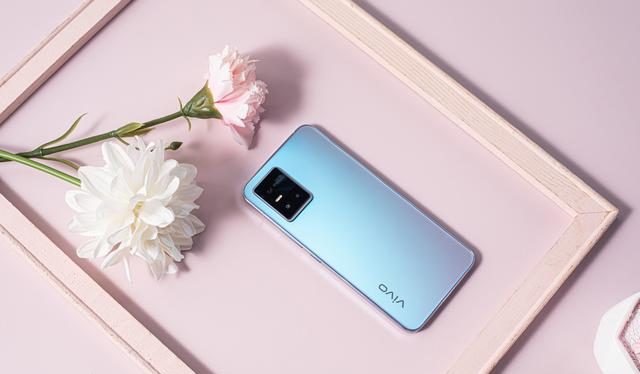 vivo s10 pro这次共推出了绮光焕彩,萤石黑,丝绒白,青柠四种机身配色