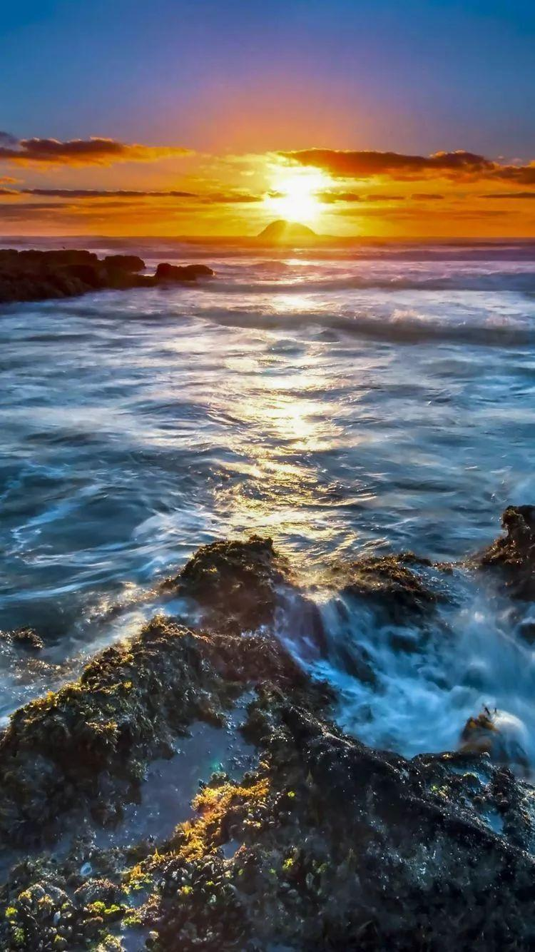 这里的海边日出尤其美, 站在沙滩上,看朝阳一点点从海平面生气, 光辉