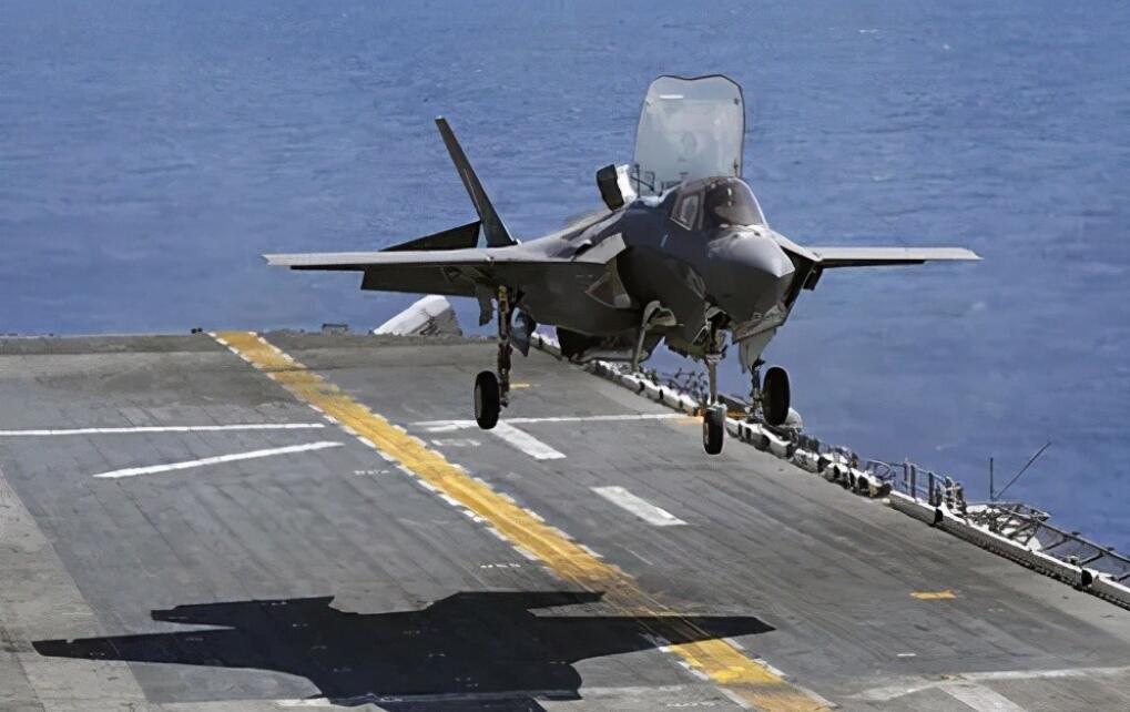 不装了?日本摊牌主动提高军费引进f35舰载机,准备下一代航母