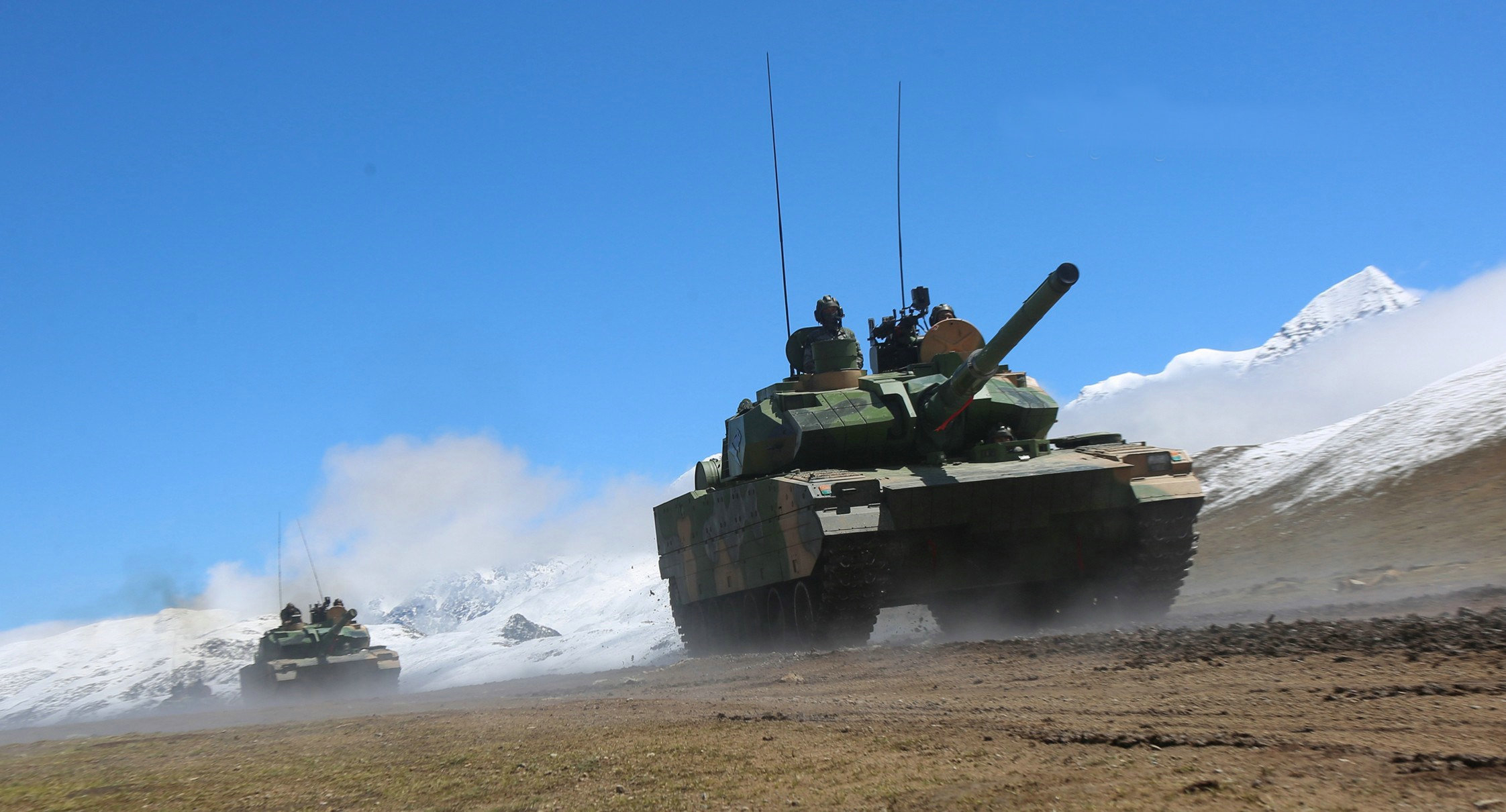15式轻坦新姿态亮相高原!坦克内部空调制氧齐上阵,战力提升明显
