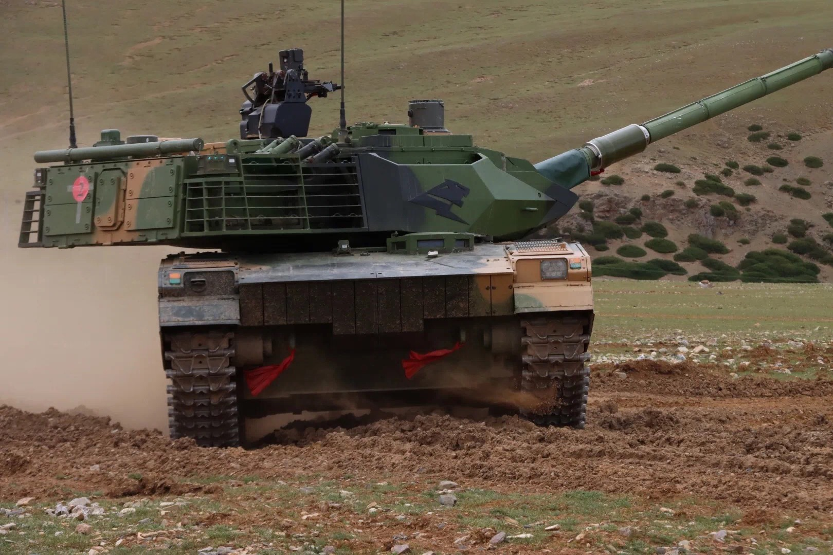 15式轻坦新姿态亮相高原!坦克内部空调制氧齐上阵,战力提升明显