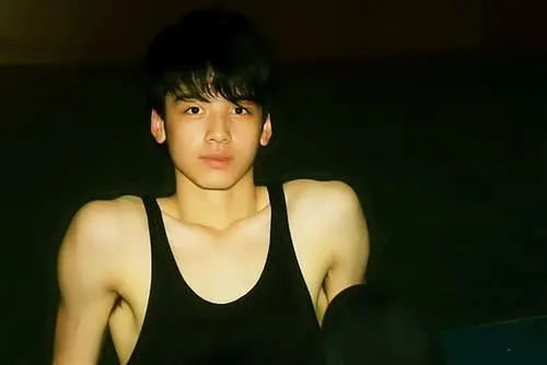 这个"军艺校草"火了!八块腹肌低音炮,又仙又美比小鲜肉强!