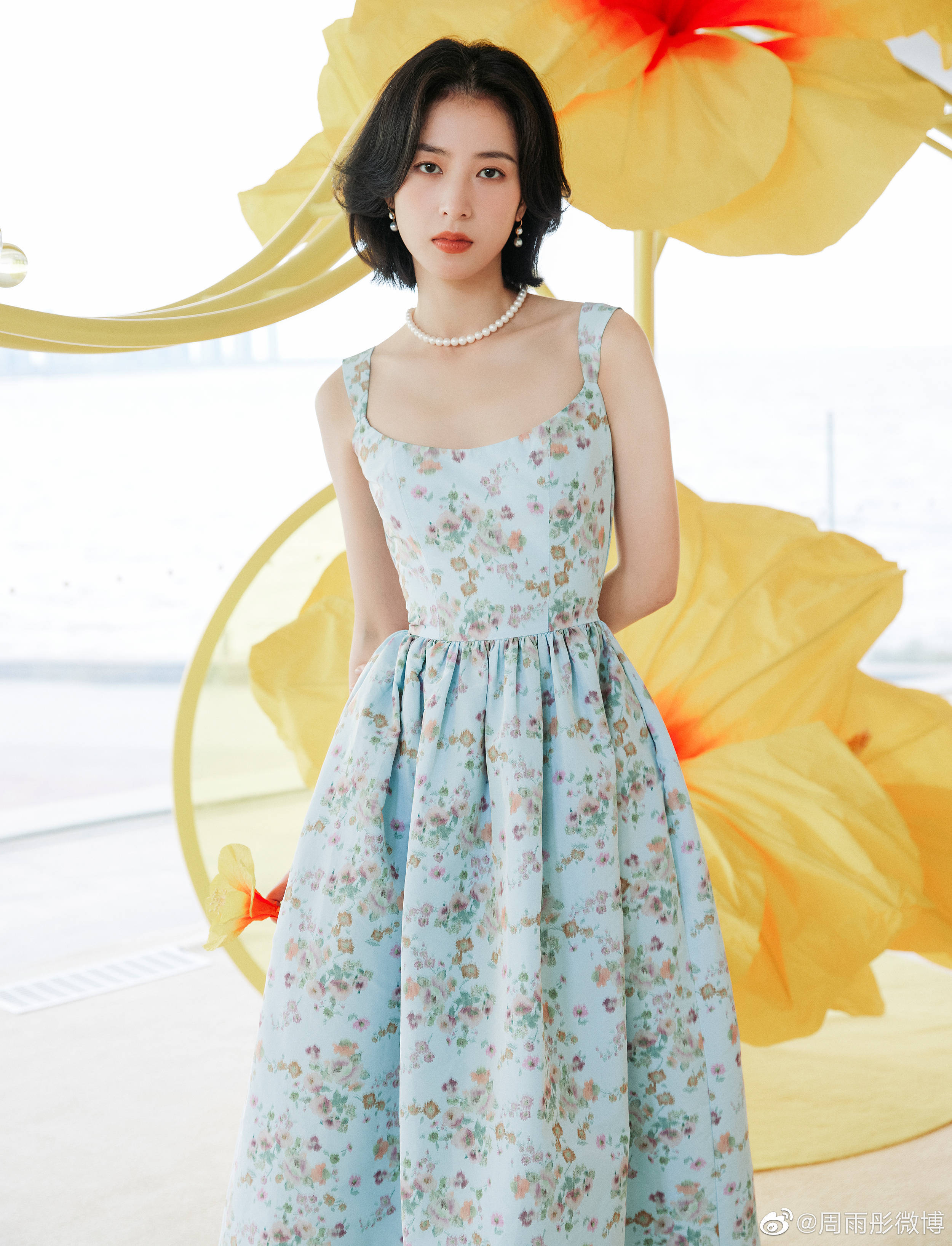 周雨彤本人也嗅到了商机,成立"小狗报喜"文化传媒公司,创立了自己的