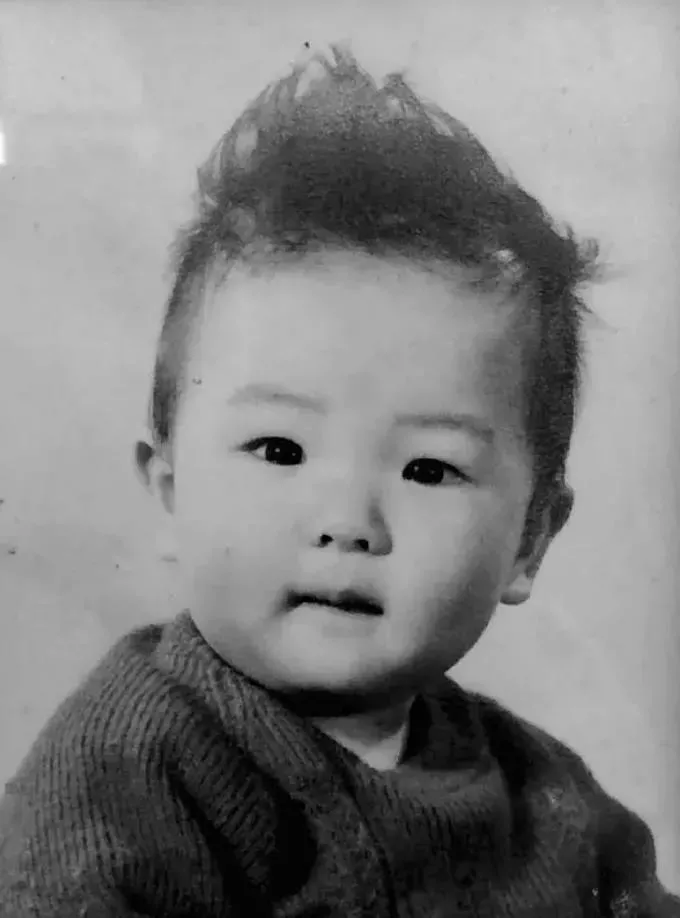 黄贯中旧照痞帅奶狗颜撩哭网友,直呼"感受到朱茵的快乐了"