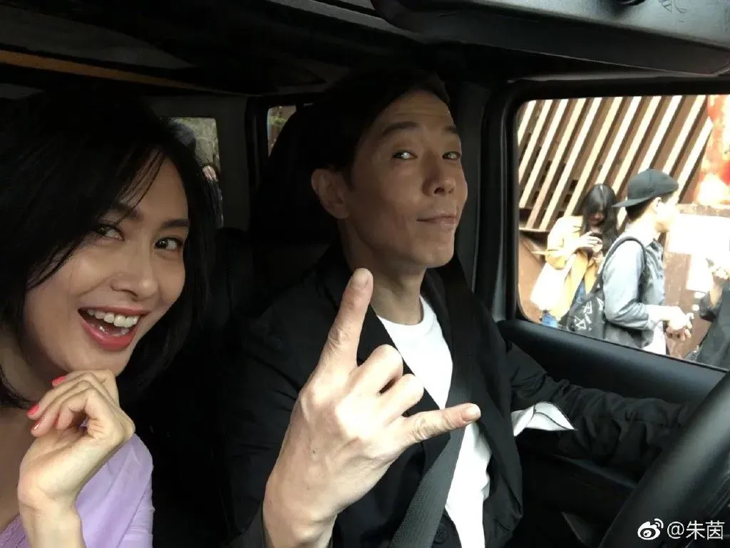 黄贯中旧照痞帅奶狗颜撩哭网友,直呼"感受到朱茵的快乐了"