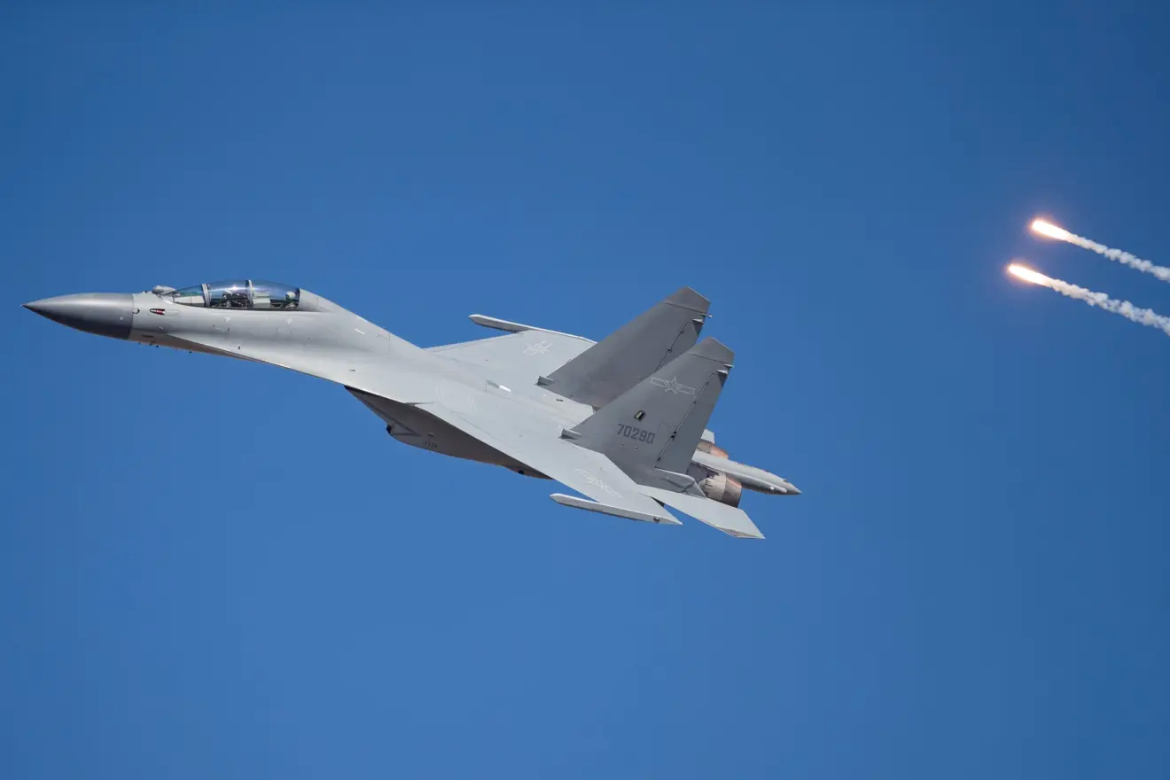 歼16国外首秀出师不利!惨遭苏30反超?网友:俄罗斯第一比赛第二