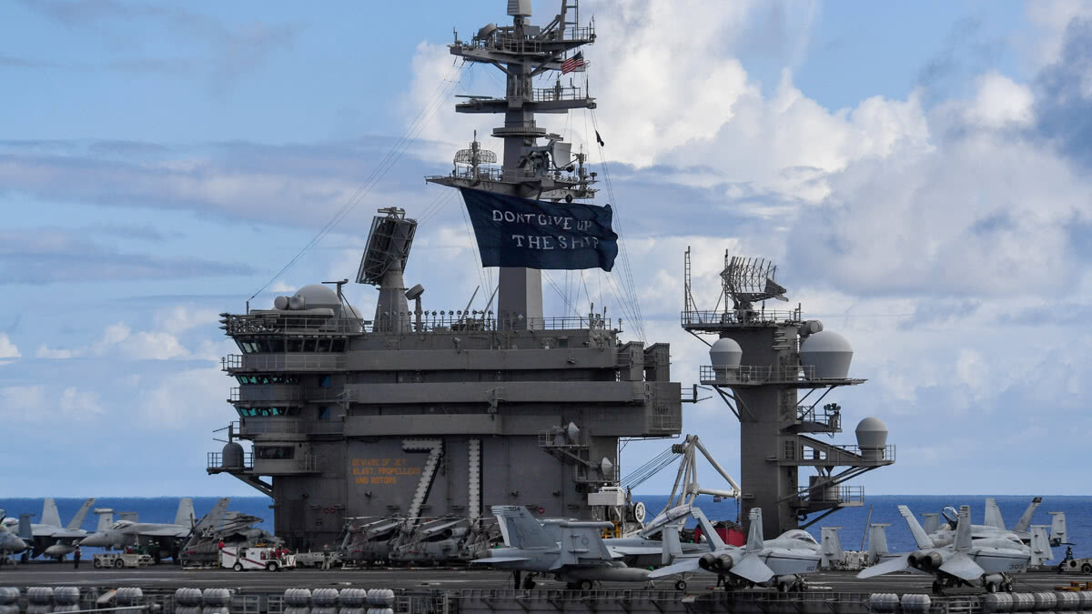 早在今年年初,美国的尼米兹级核动力航母cvn-71和一艘提康德罗加级