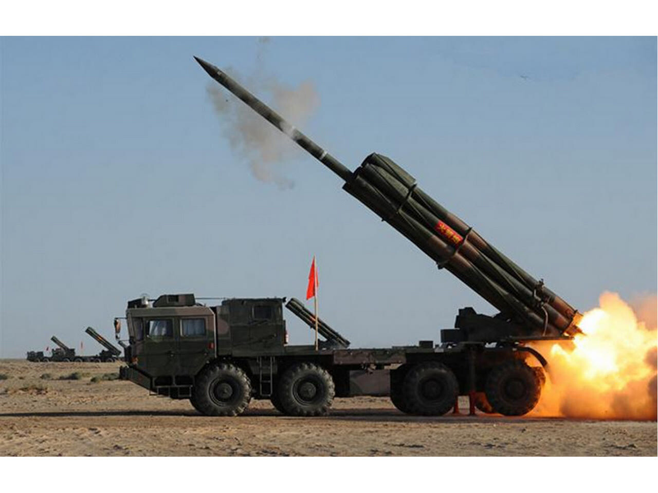 300毫米远火呼啸长空!飒爽女兵远火极限射击,百公里外精确命中