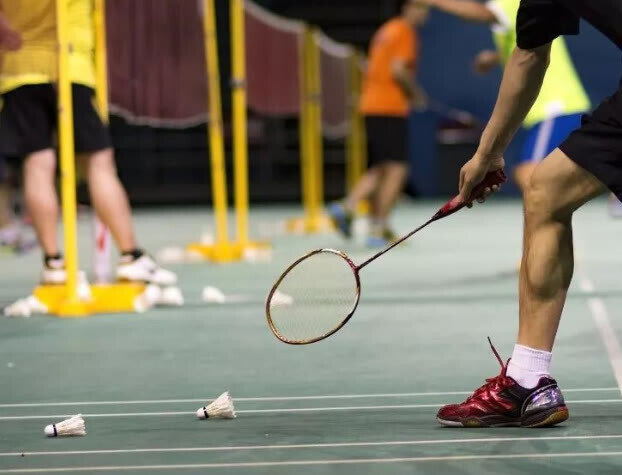 运动小百科：打羽毛球的正确姿势？打羽毛球能减肥吗？