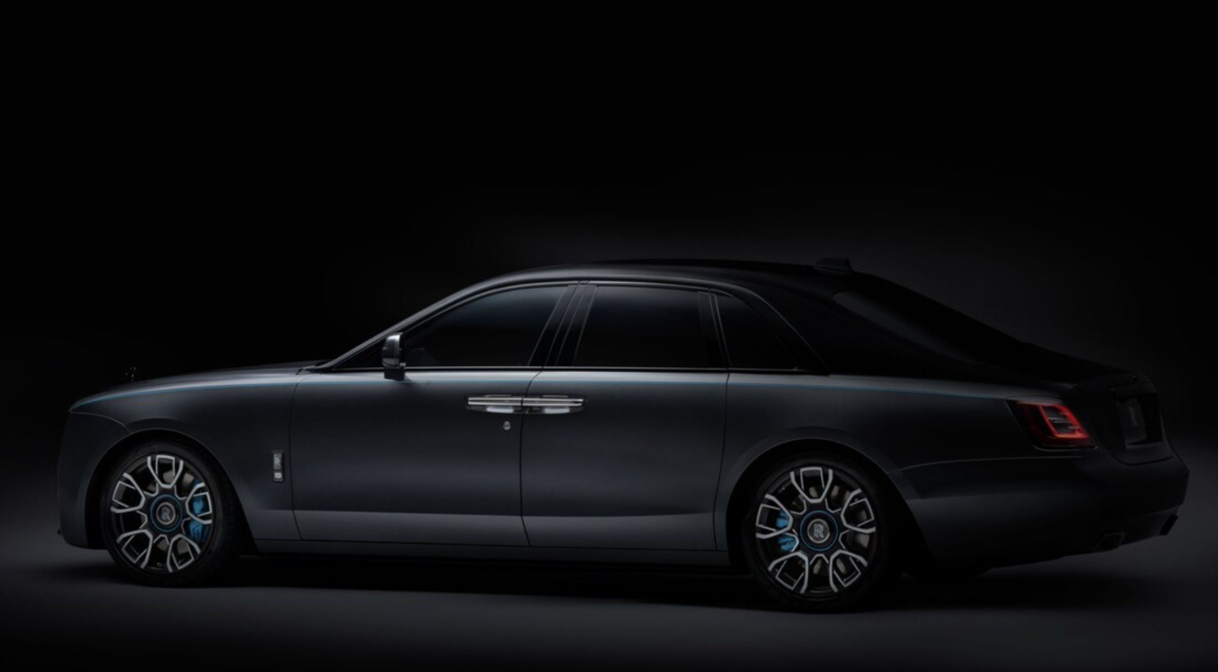 劳斯莱斯古思特推出2022款黑色暗章版