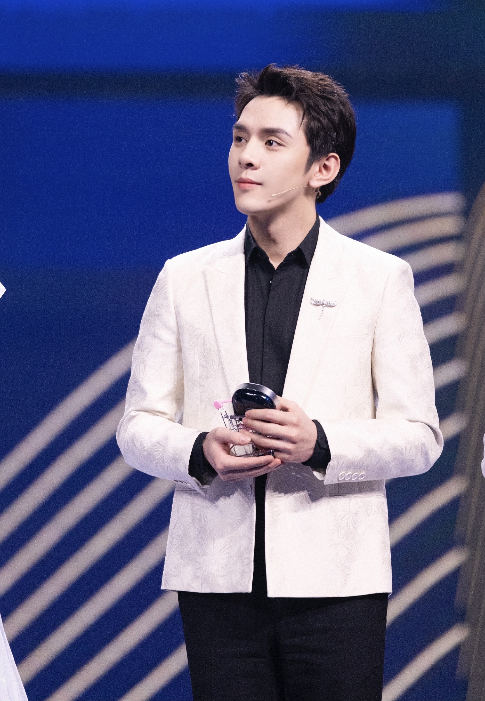 李佳琦学历造假?负责人表示因工作原因提前离校,真实学历为高中__凤凰