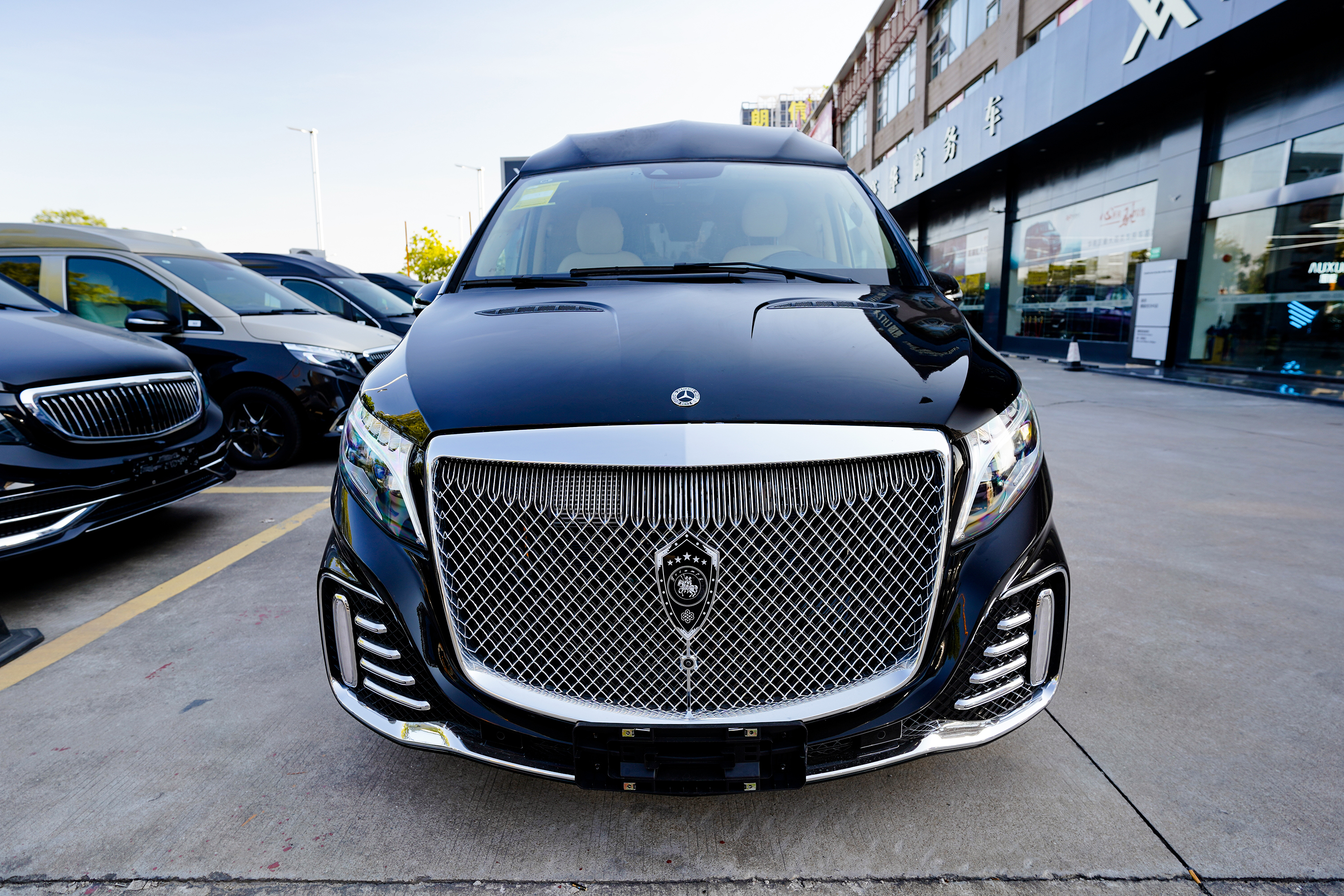 这款4座商务车是来自卡尔森厂家的升级定制,前后隔断设计,后舱2座vip