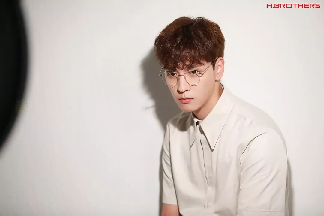 男方叫崔泰俊,也是圈内人,韩剧死忠粉应该不陌生.