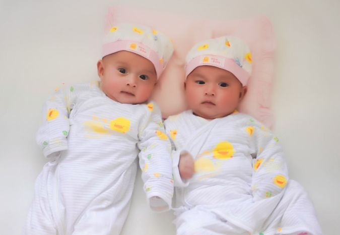 成都借卵包男孩（给婴儿穿衣服的步骤？冬夏两季怎么给婴儿穿衣服？）