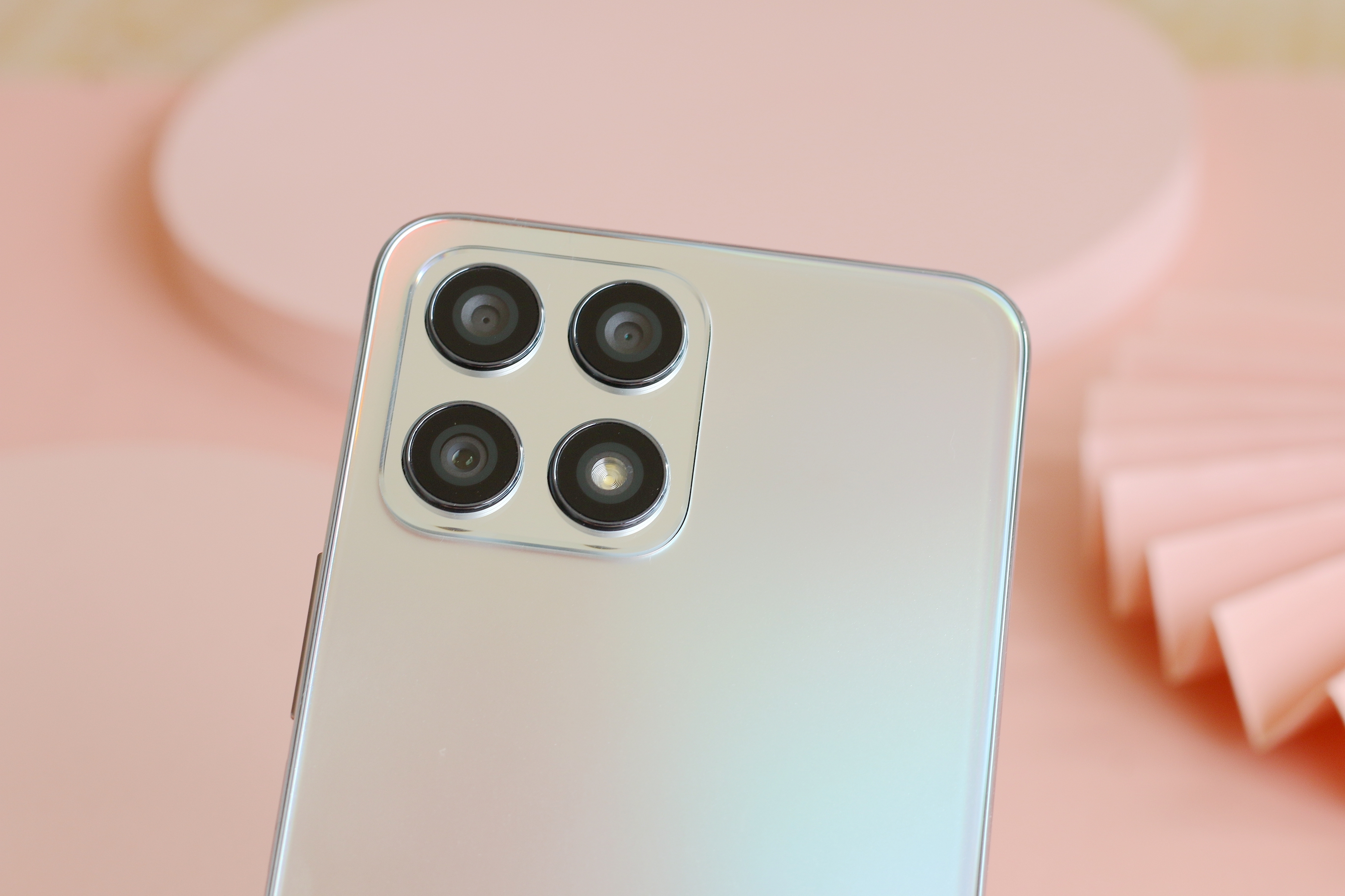 背部上方是摄像头模组,采用正方形的模组设计,摄像头分别是4800万像素