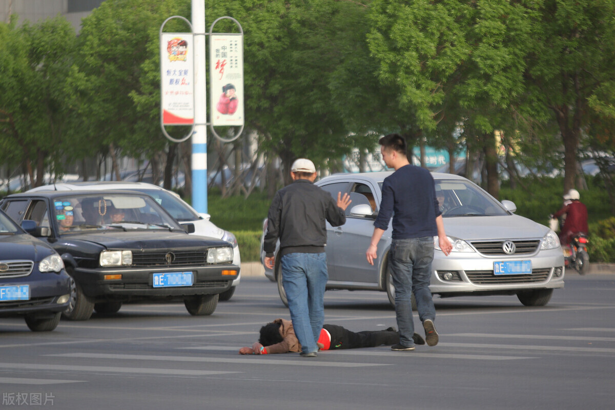 在多条道路"碰瓷"数十次,四人会受到怎样的处罚?__凤凰网