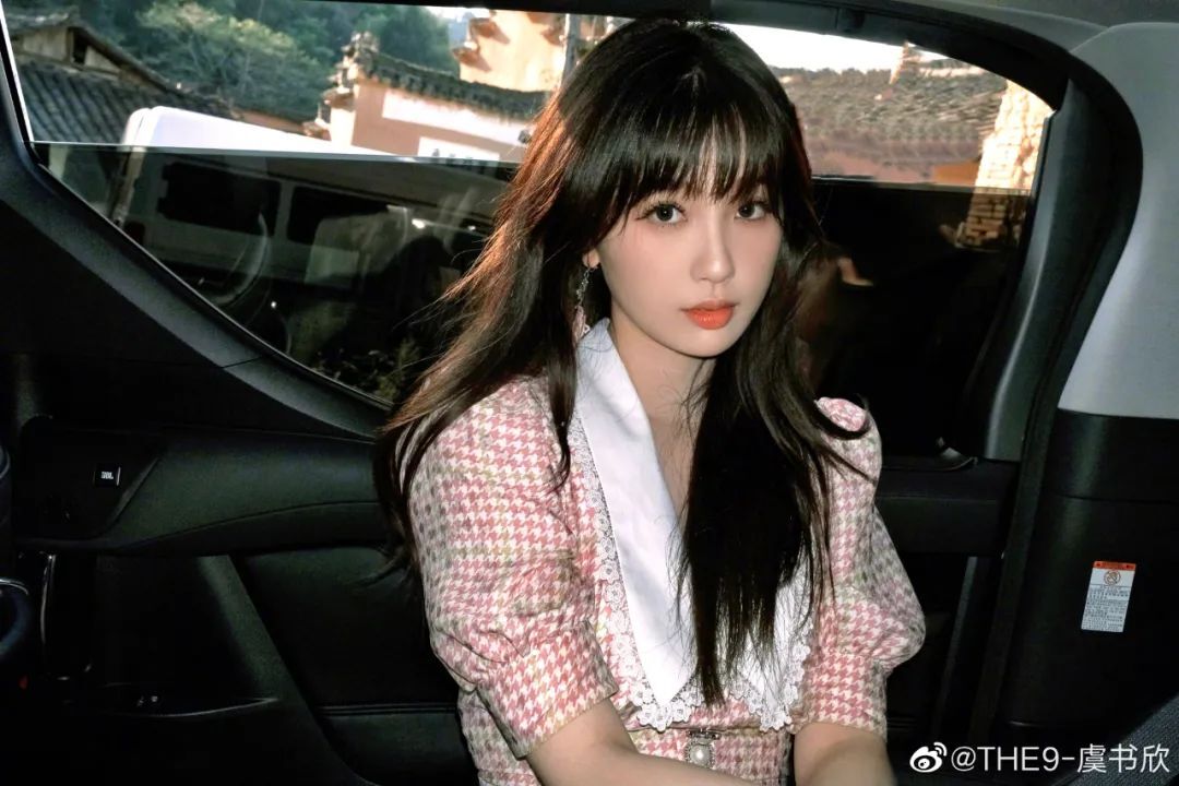 虞书欣这张出片就很对味,一整个都是甜甜的赶脚.