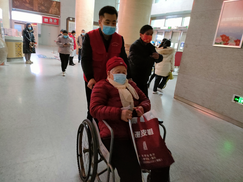 暖心导医服务 助力患者便捷就医__凤凰网
