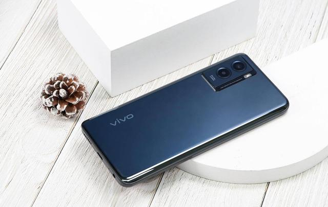 vivo Y40很大胆，首搭6000mAh电池，8+128G低至1399__凤凰网
