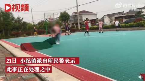沟通无效！女子带人手撕篮球场，称影响孩子学习！警方：正在处理