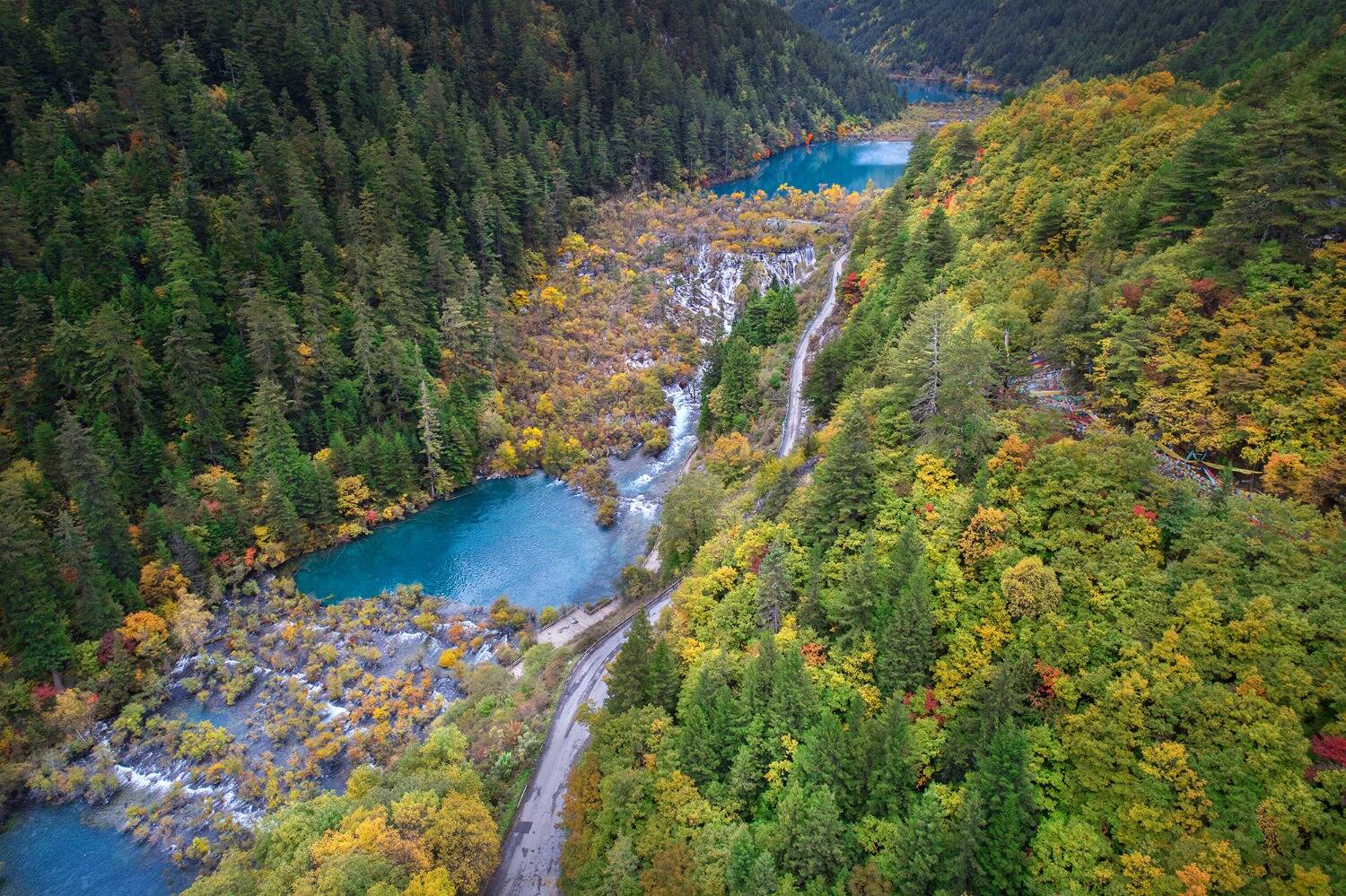 航拍九寨沟震后第一个秋天 景观大半已恢复
