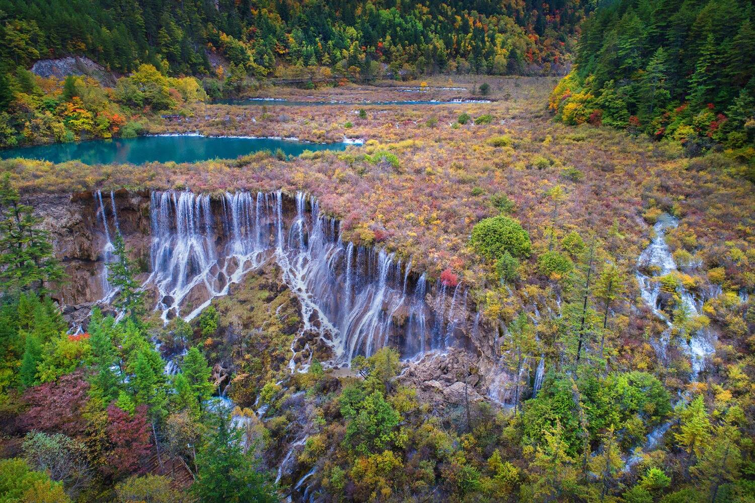 航拍九寨沟震后第一个秋天 景观大半已恢复_手机凤凰网