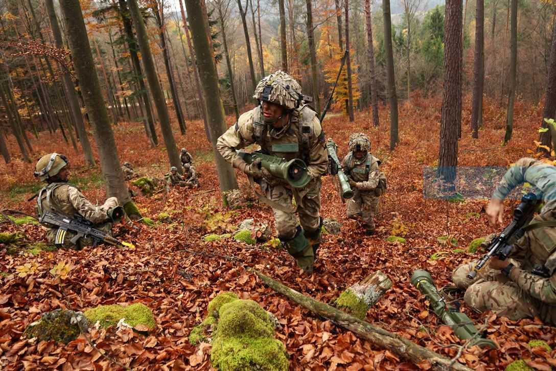 美英联军领衔演练特种侦察作战