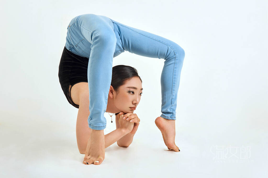 年到2017年,她已连续四年刷新吉尼斯世界纪录,她就是中国柔术女王刘藤