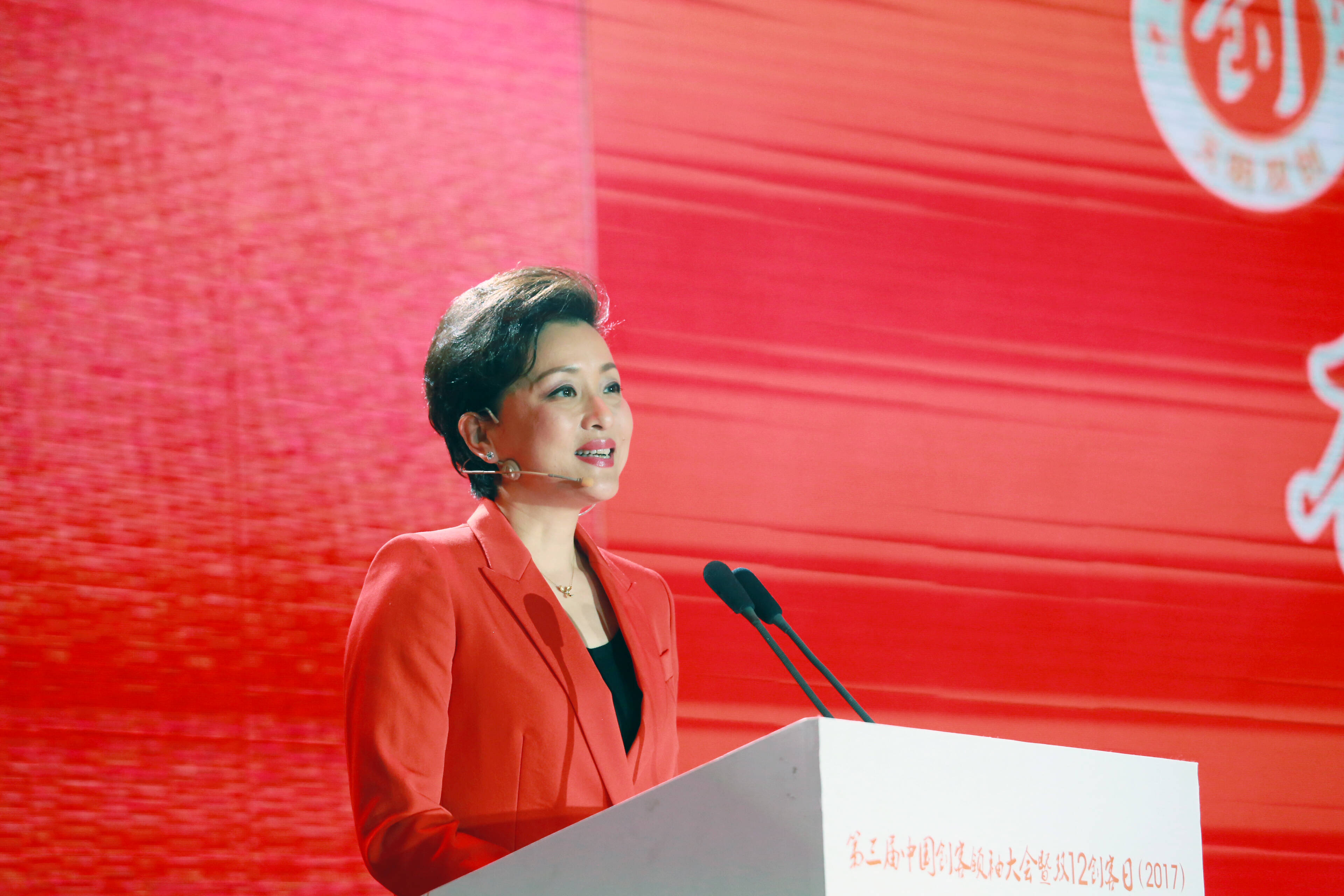 49岁杨澜一袭红装主持商业活动 知性优雅端庄大方气质尽显 _手机凤凰网