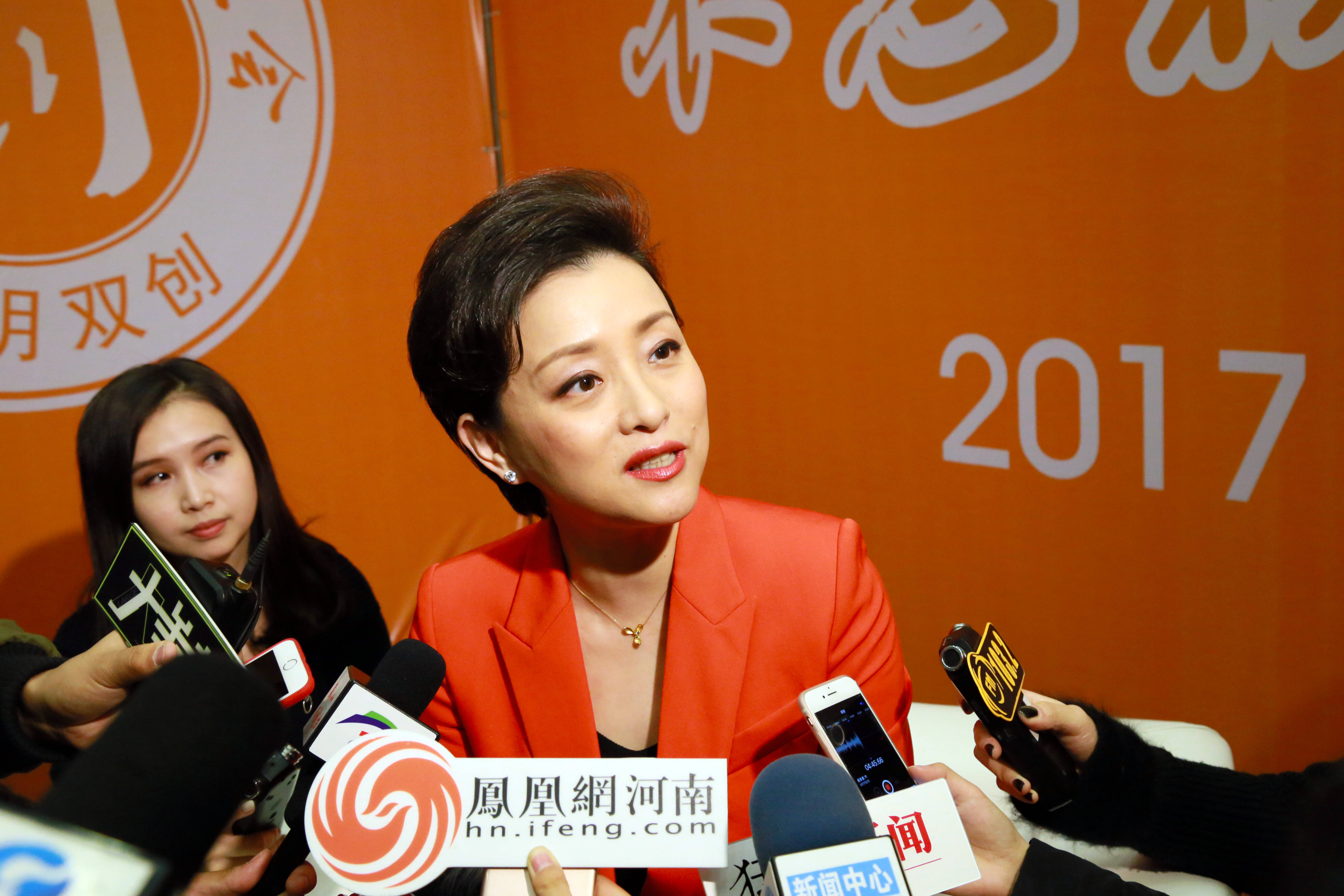 49岁杨澜一袭红装主持商业活动 知性优雅端庄大方气质尽显 _手机凤凰网