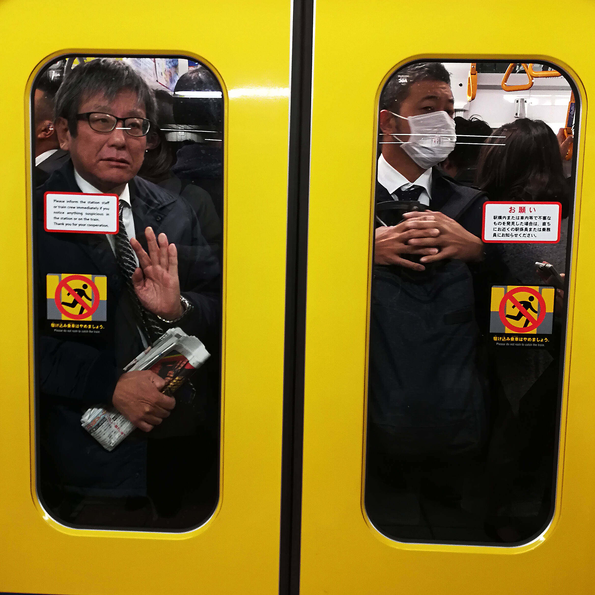 摄影师体验日本地铁早高峰 拥挤程度堪比北京地铁_手机凤凰网