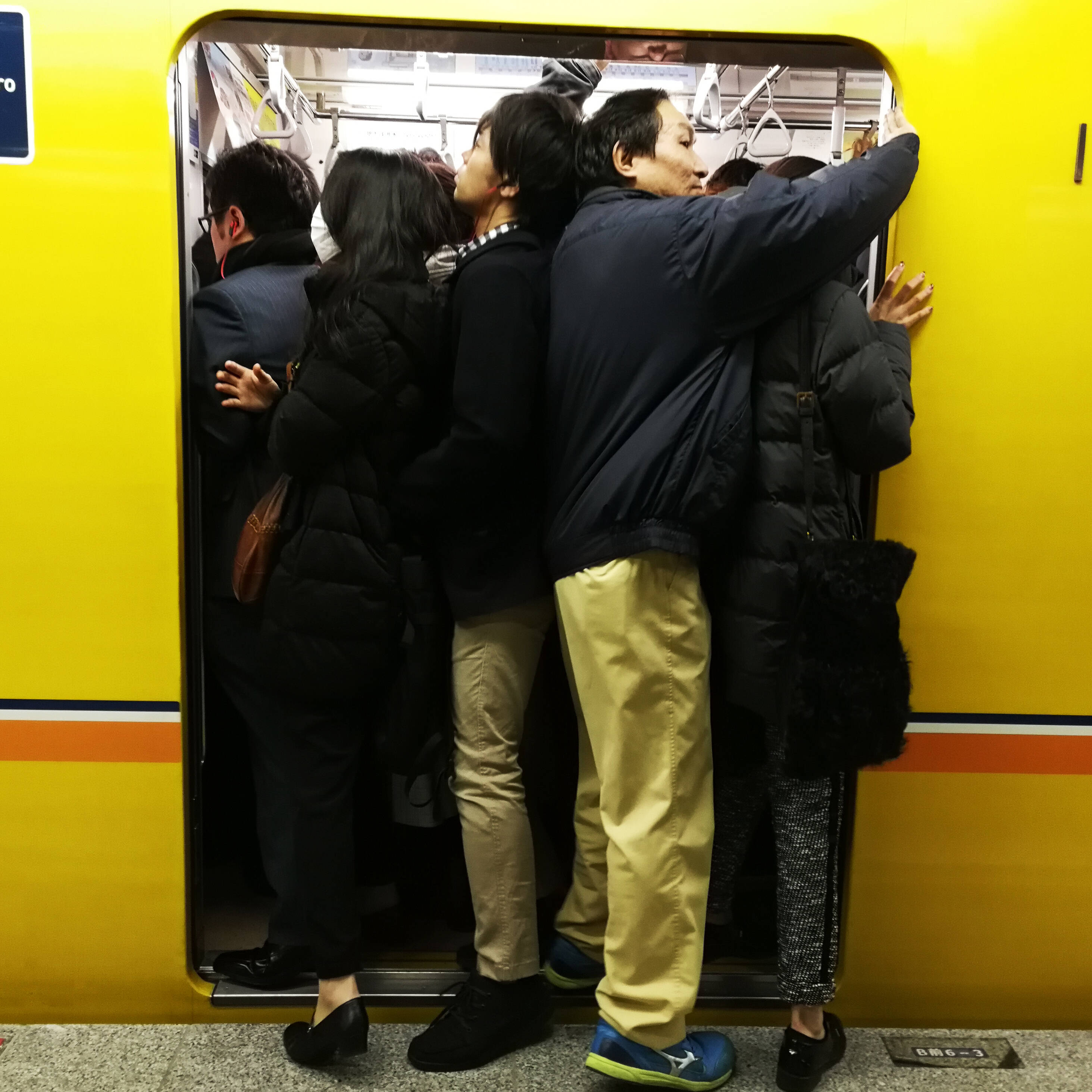 摄影师体验日本地铁早高峰 拥挤程度堪比北京地铁 手机凤凰网