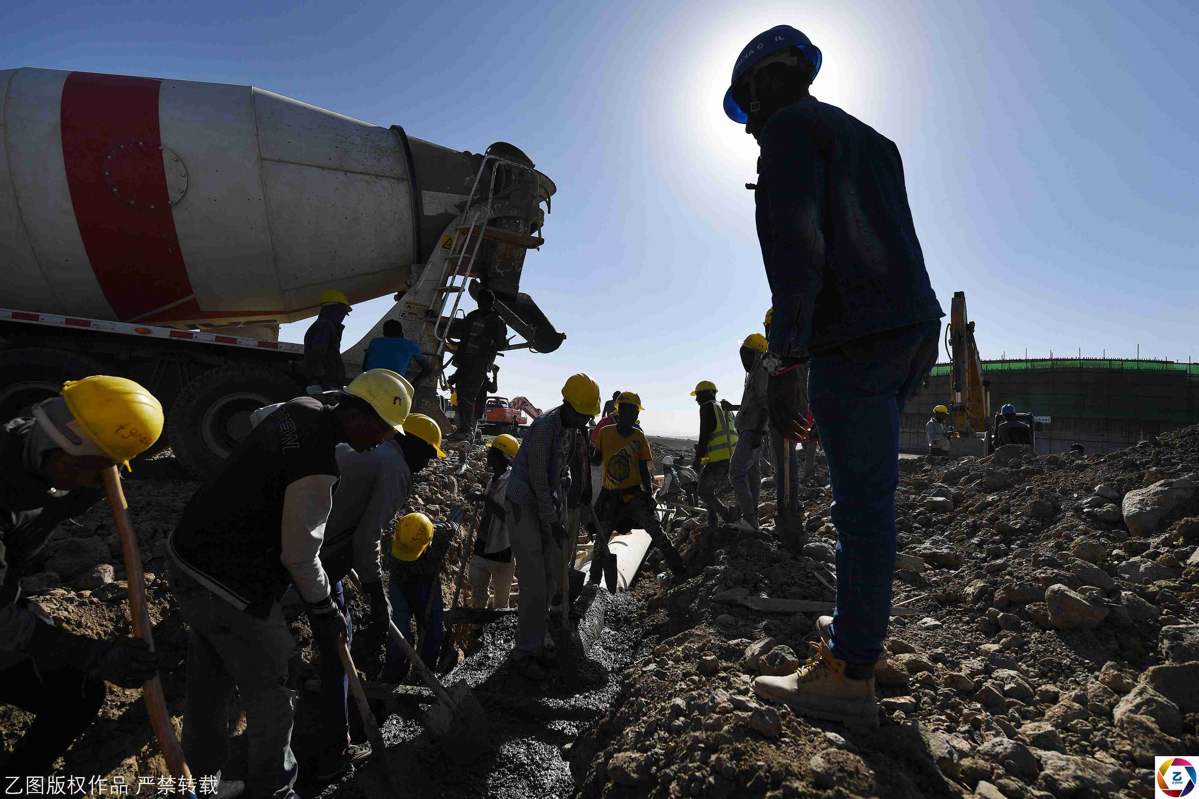 在遥远的非洲中国企业建筑工地上,一群中国民工正在如火如荼地紧张
