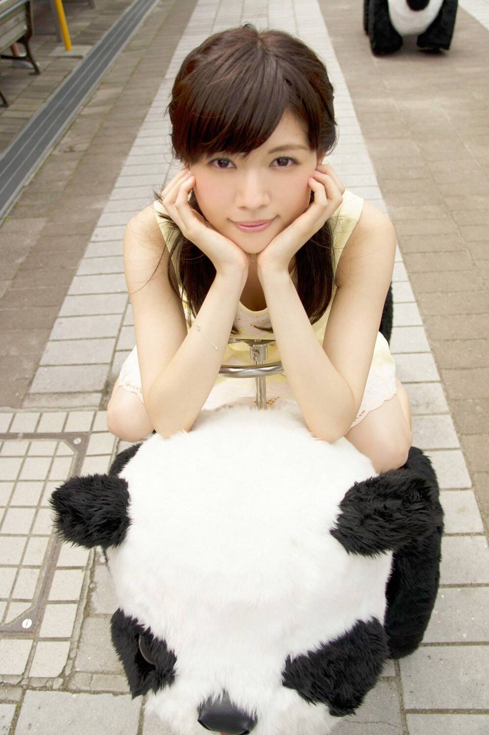 日本清纯新星松川佑依子 在游乐场骑大熊猫_手机凤凰网