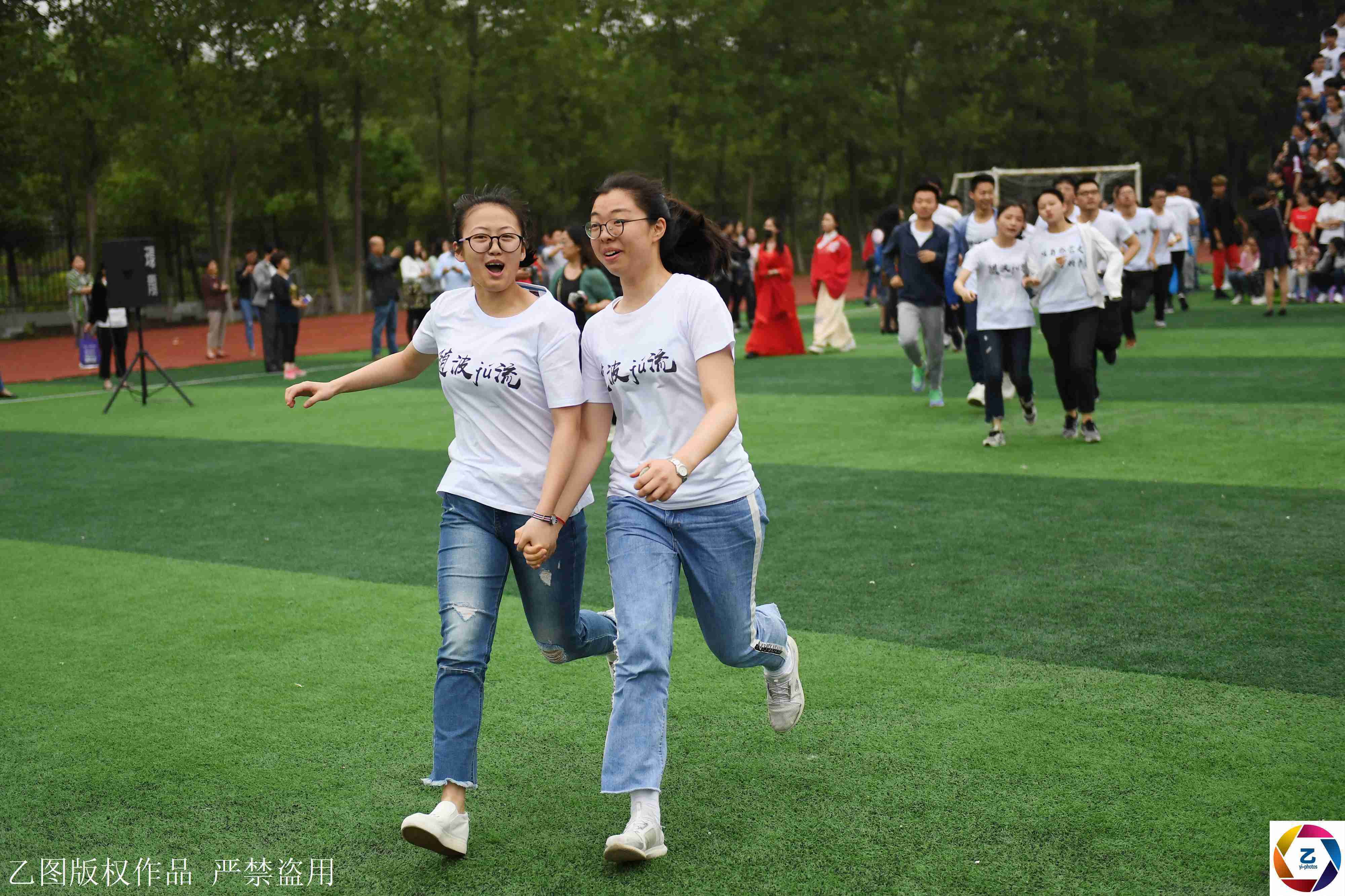 高考前2100人同框拍超级毕业照 场面震撼