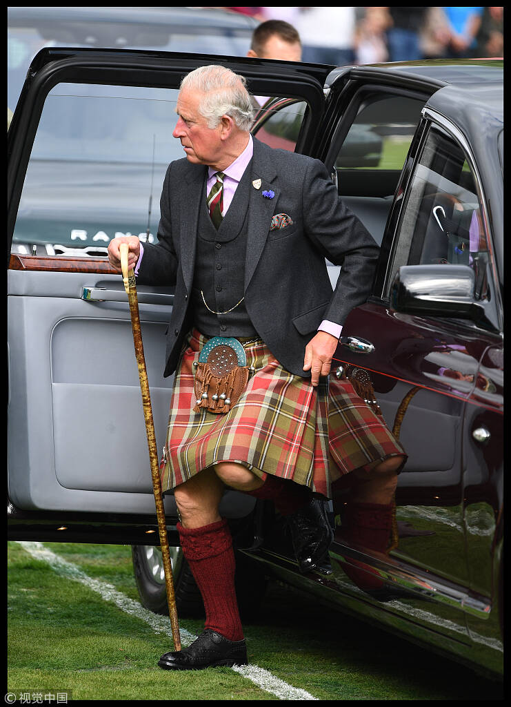查尔斯王子穿苏格兰裙参加高地运动会
