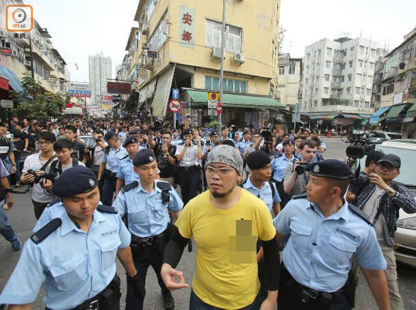香港:民众不满“反水客”者拿港英旗_手机凤凰网