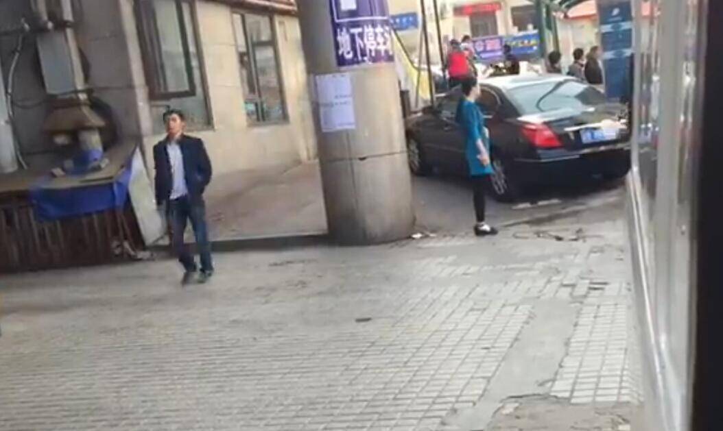大连火车站附近一女子当街便溺_手机凤凰网