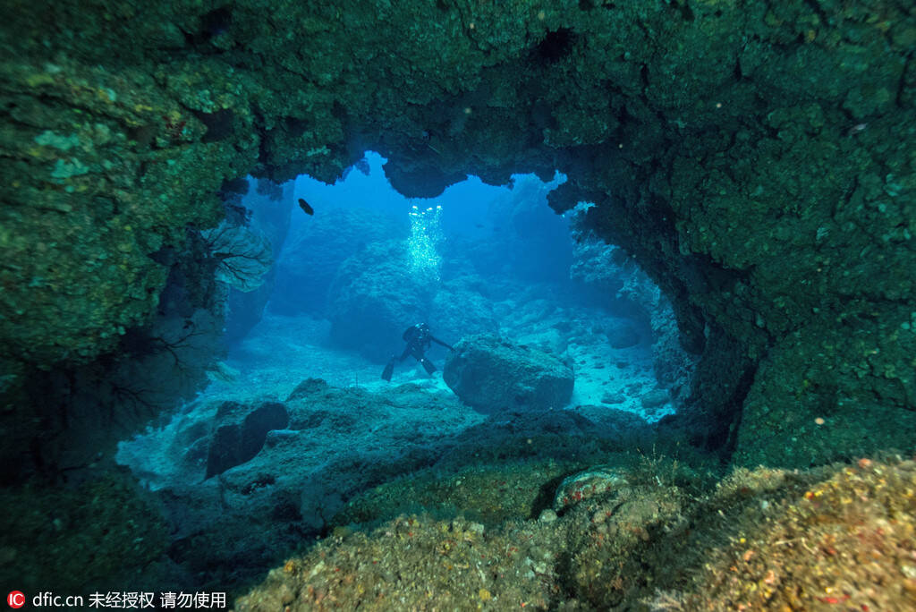 潜水教练探秘水下洞穴 捕捉震撼美景