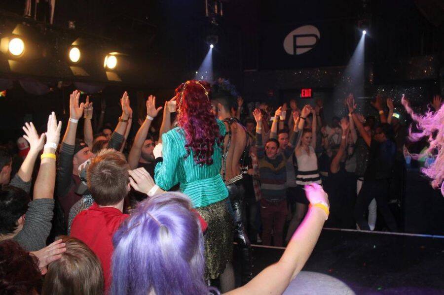 枪声打断了正在这里举行的拉丁主题周末狂欢夜.