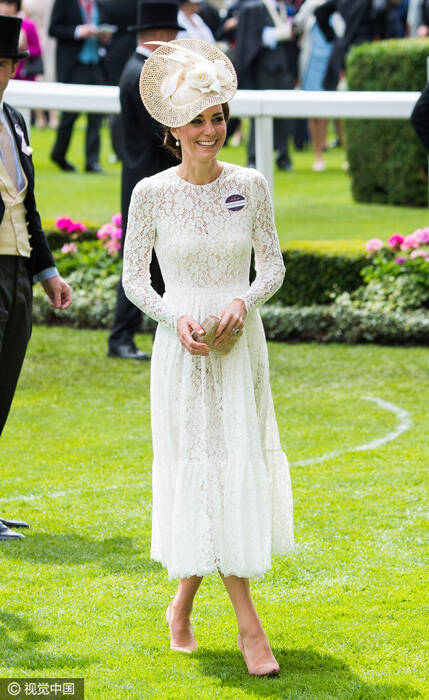 凯特王妃首次出席皇家赛马会 穿蕾丝白裙优雅迷人