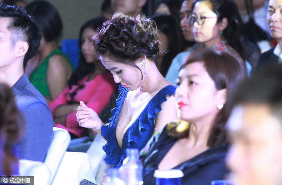 冉倩低胸装现身活动,"小雪表姑"变得这么性感!