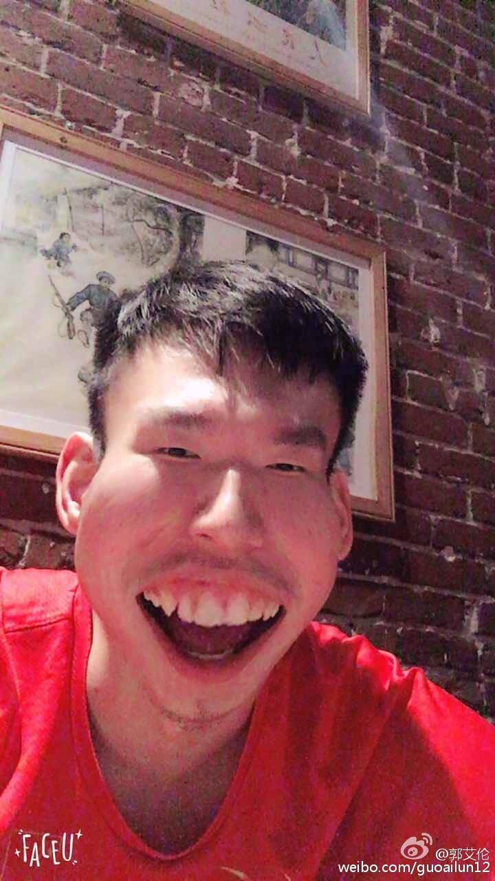 会玩!郭艾伦ps恶搞队友 周琦:船翻了