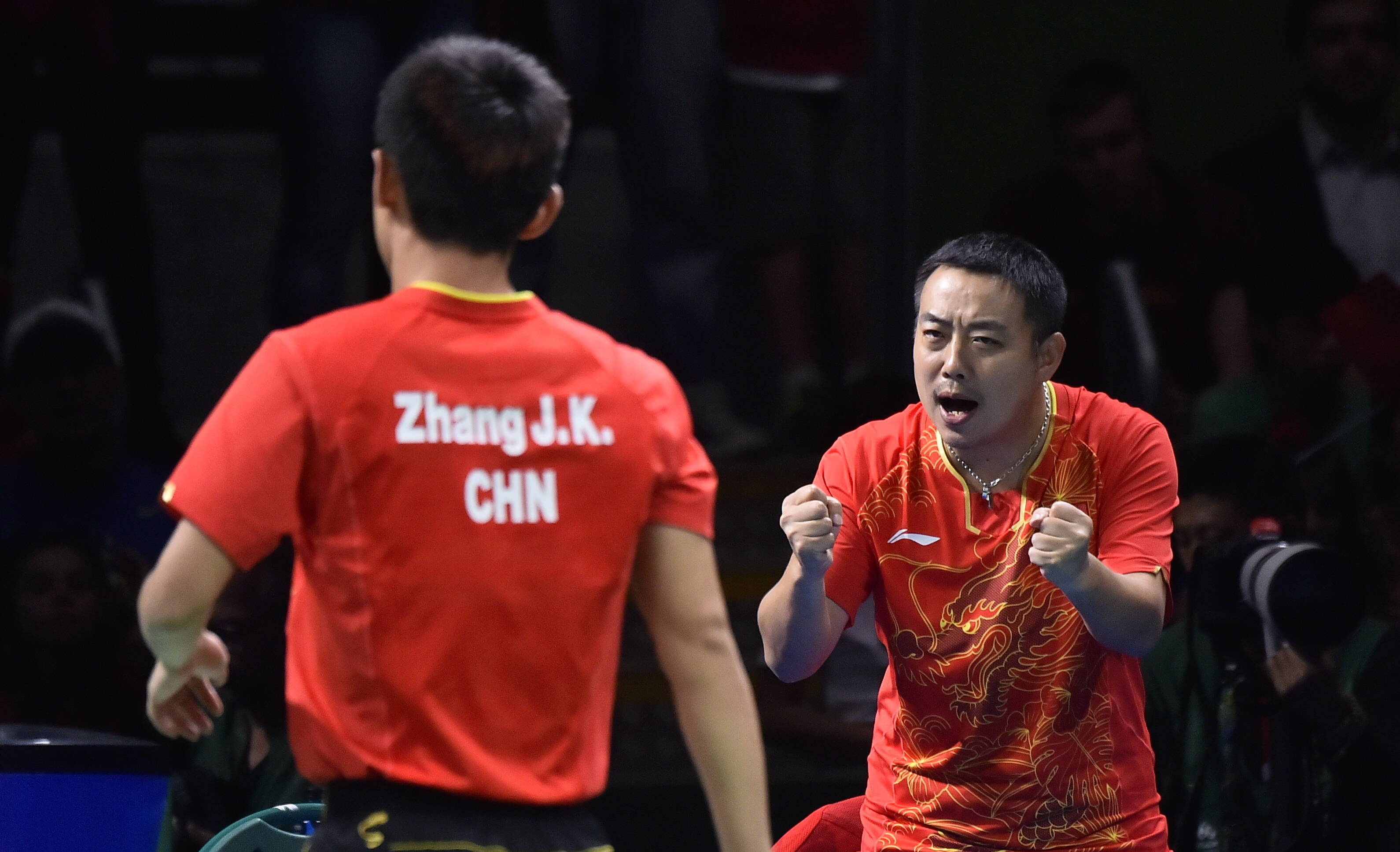 国梁亲吻幸运杯 继科庆祝似科比