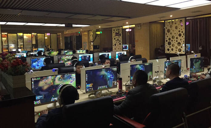 外国人来到中国网吧 惊讶地说愿意待一辈子