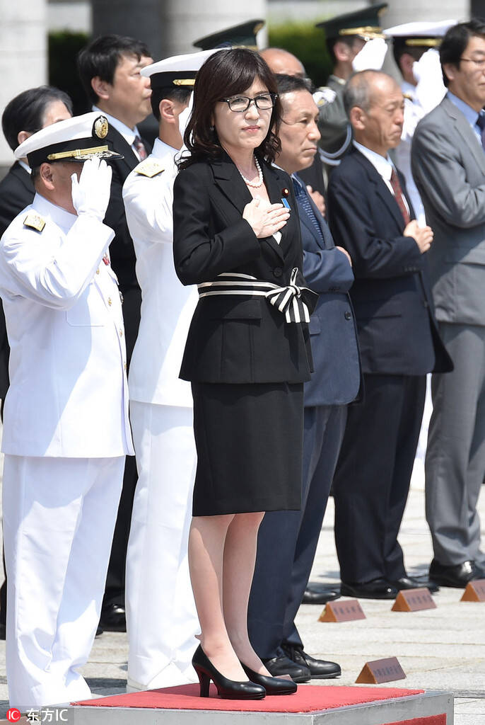 日本女防相这身穿着视察潜艇被批