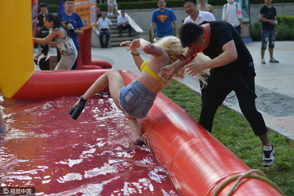 比基尼洋女郎派对遭神秘男扔水池