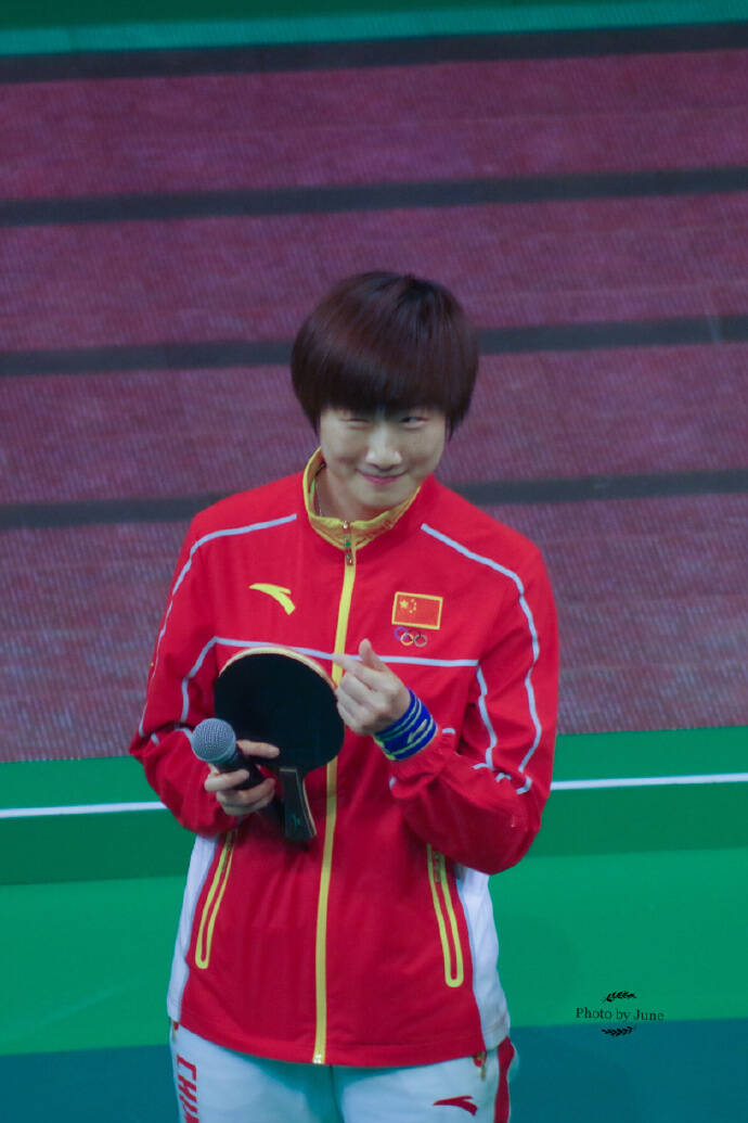 在最后一个晚上,丁宁与师姐张怡宁见面,在微博上晒出两人的自拍照