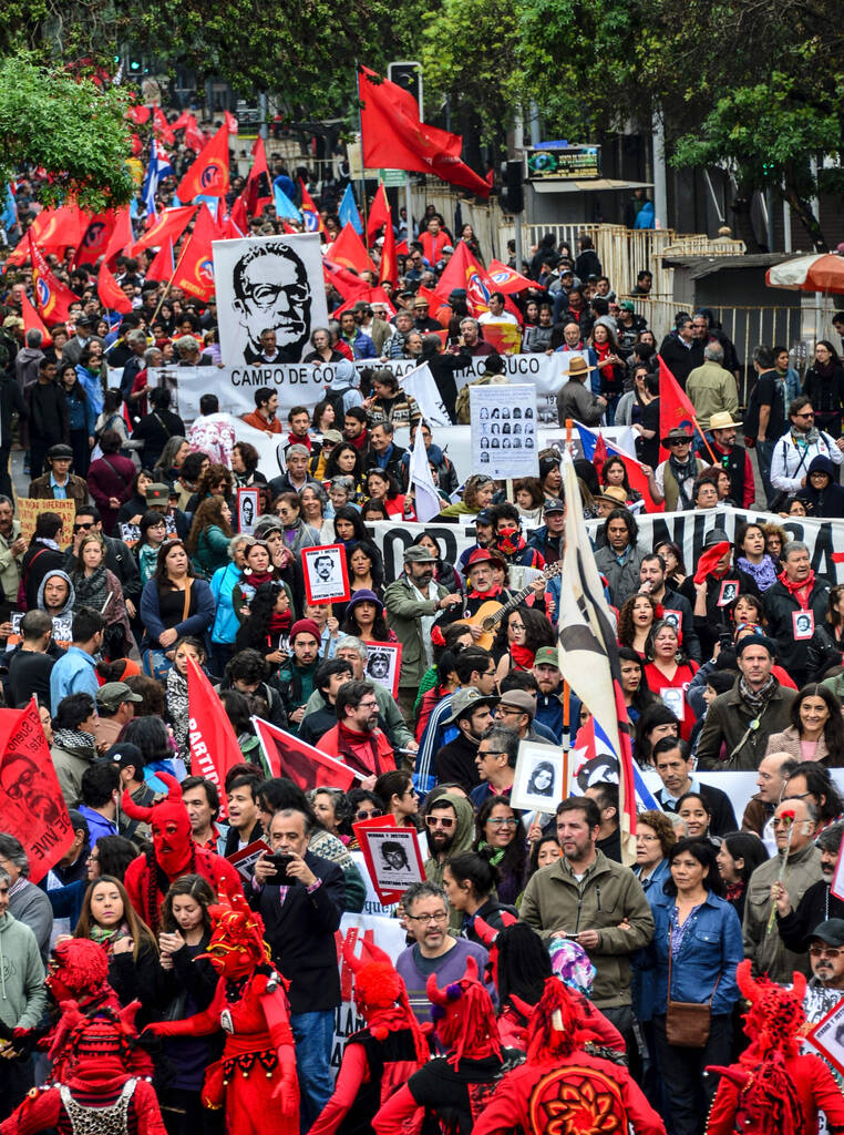 智利圣地亚哥,民众举行抗议活动,纪念1973年军事政变